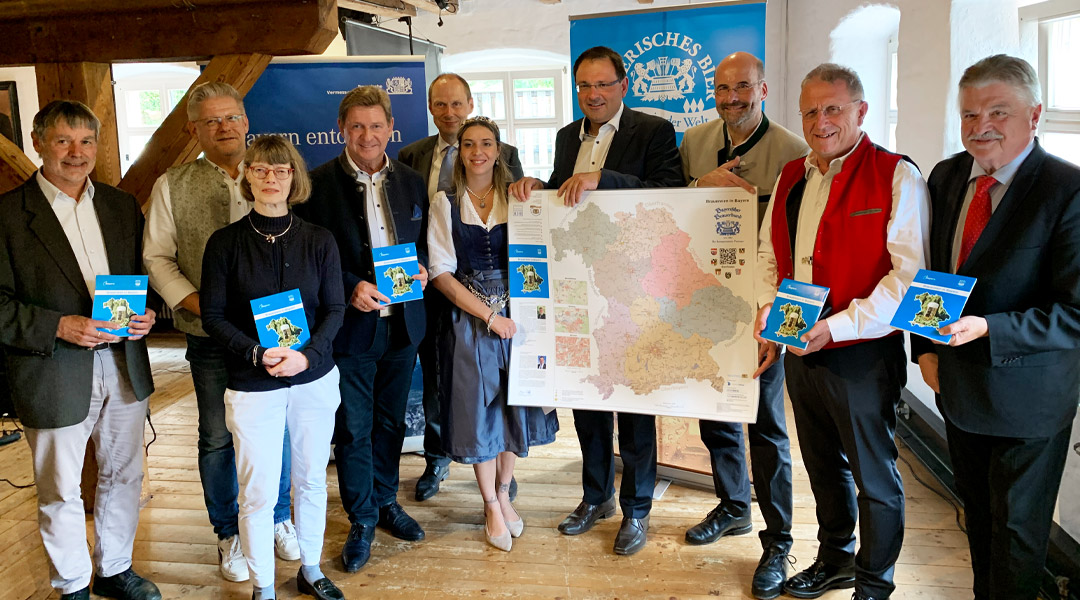 Neuauflage der Sonderkarte Personen stehen für ein Gruppenbild bei der Vorstellung der Neuauflage der Sonderkarte